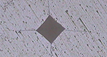 Pruebas de dureza material en la industria cerámica.