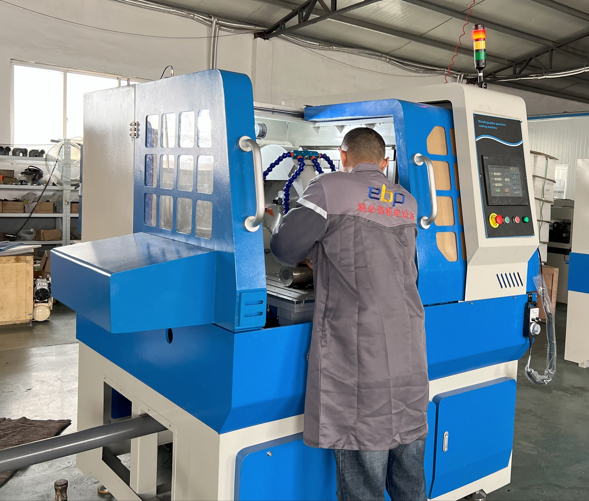 m&aacute;quina de corte metal&uacute;rgica